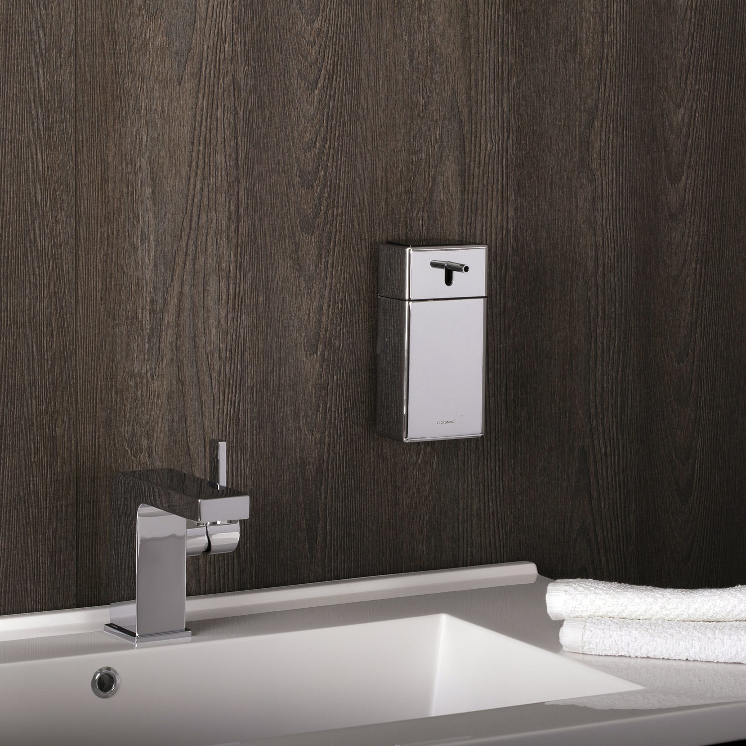 Dispensador de jabón COSMIC Extreme, montaje en pared, plástico, cromo - acabado negro, 3-1/8 x 6-5/16 x 3-3/8 pulgadas (2530105)