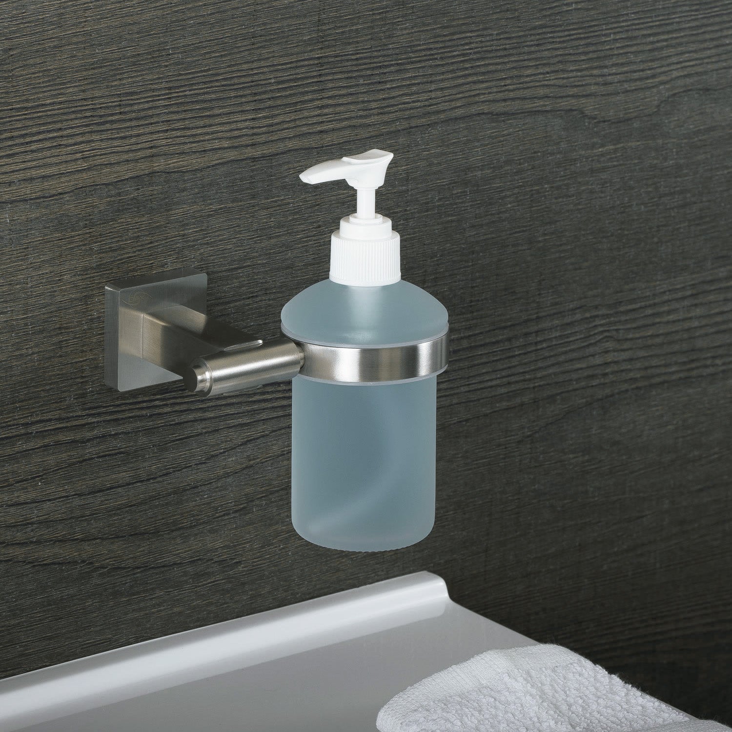 Dispensador de jabón de acero inoxidable DAX con botella de vidrio, montaje en pared, acabado pulido, 6-1/2 x 4-1/2 x 3-3/4 pulgadas (DAX-G0113-P)