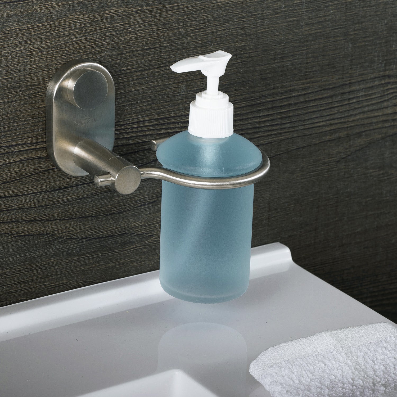 Dispensador de jabón de acero inoxidable DAX con botella de vidrio, montaje en pared, acabado pulido, 6-1/2 x 4-1/8 x 4-15/16 pulgadas (DAX-G0213-P)
