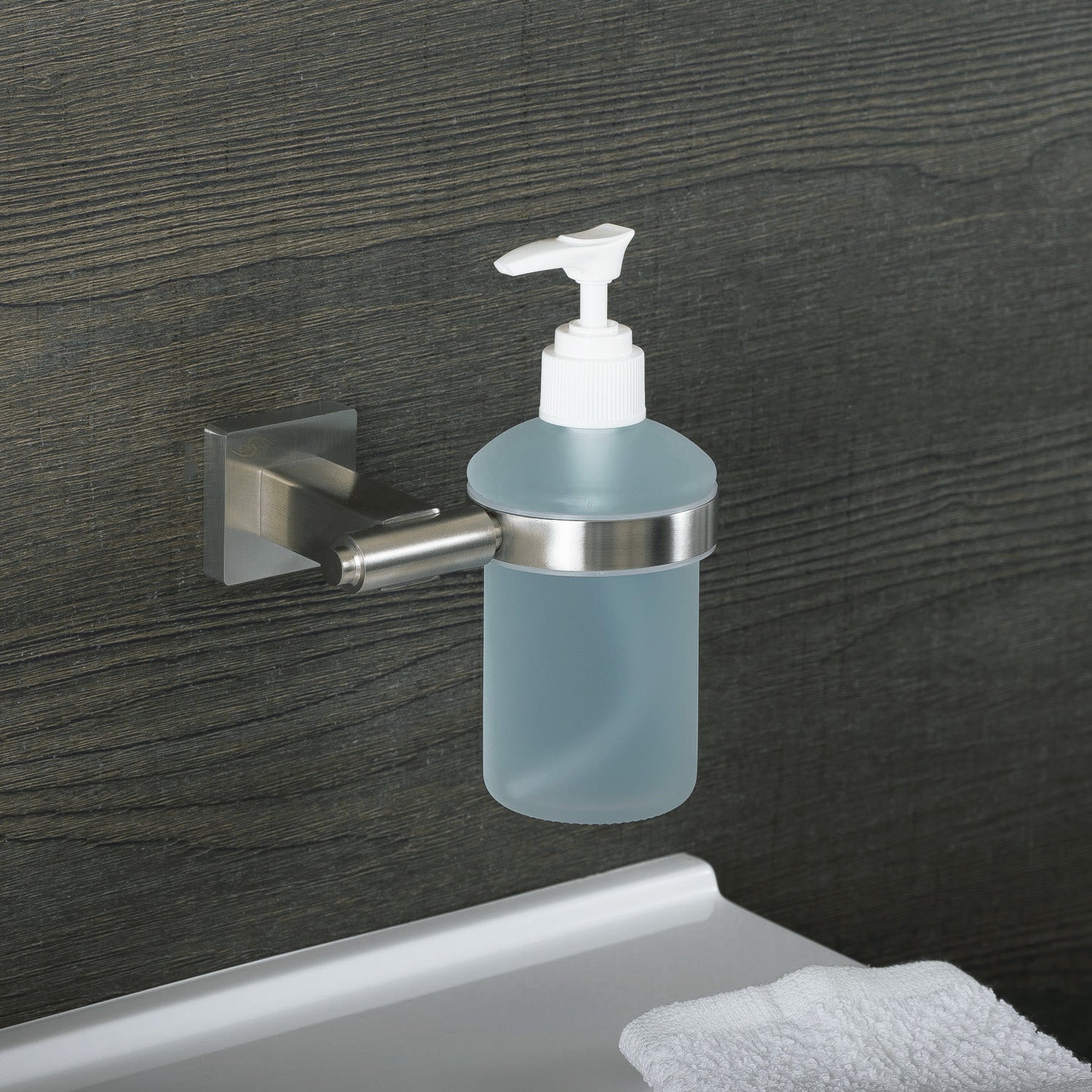 Dispensador de jabón de acero inoxidable DAX con botella de vidrio, montaje en pared, acabado pulido, 6-1/2 x 4-1/2 x 3-3/4 pulgadas (DAX-G0113-P)