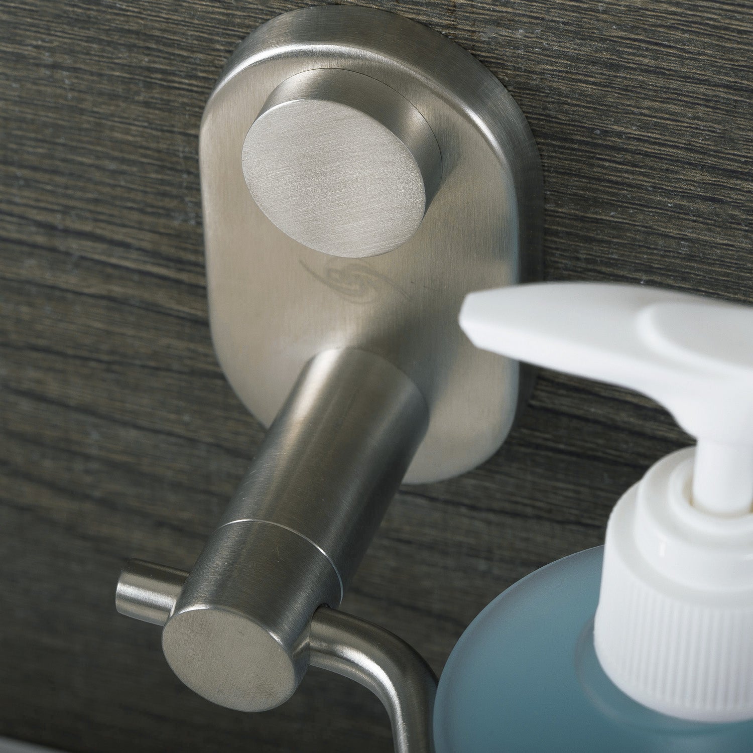 Dispensador de jabón de acero inoxidable DAX con botella de vidrio, montaje en pared, acabado pulido, 6-1/2 x 4-1/8 x 4-15/16 pulgadas (DAX-G0213-P)