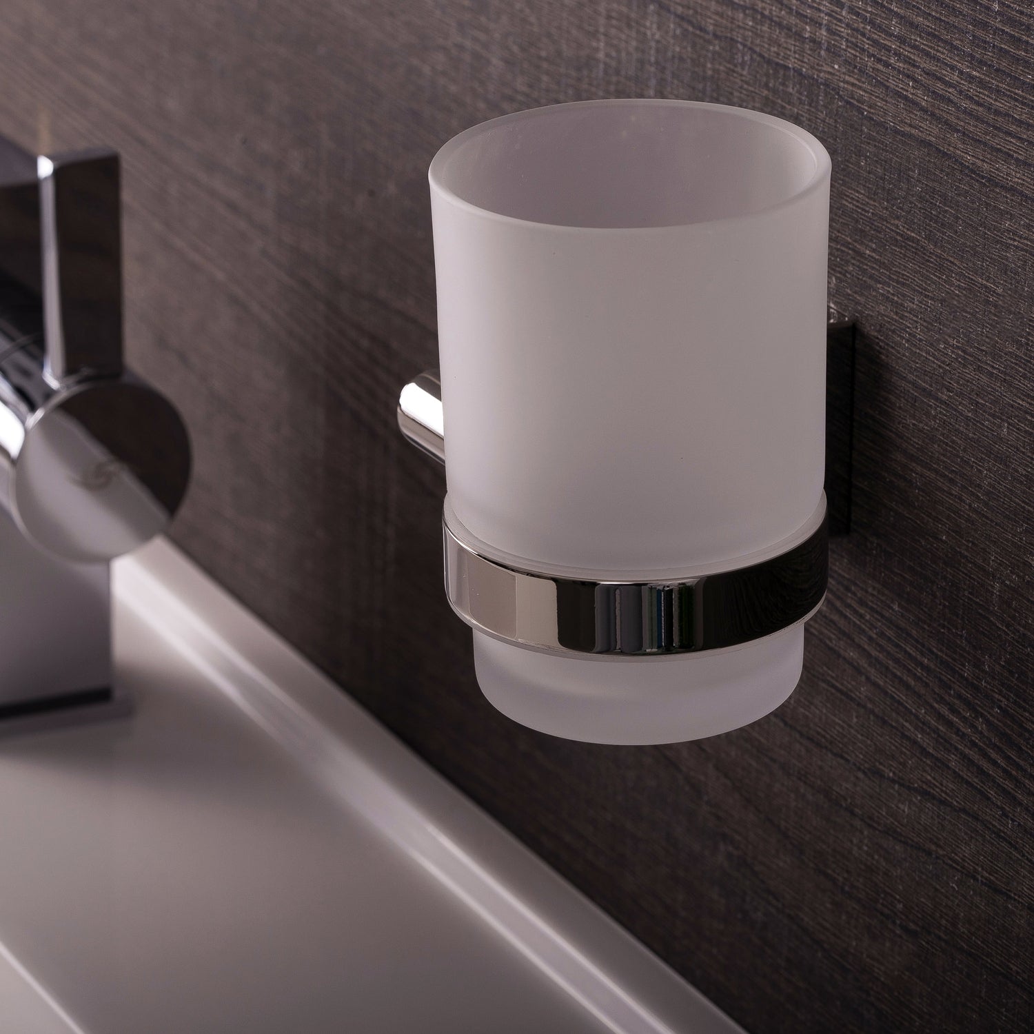 DAX - Soporte para cepillo de dientes de vaso individual para baño, montaje en pared de acero inoxidable con vaso de vidrio, acabado satinado, 3-3/4 x 3-3/4 x 4-1/2 pulgadas (DAX-G0106-S)