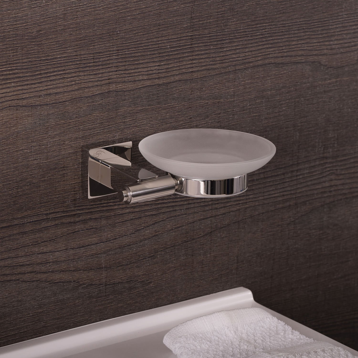 DAX Jabonera de acero inoxidable, montaje en pared con bandeja de vidrio, acabado satinado, 5-7/16 x 1-7/8 x 4-3/4 pulgadas (DAX-G0105-S)