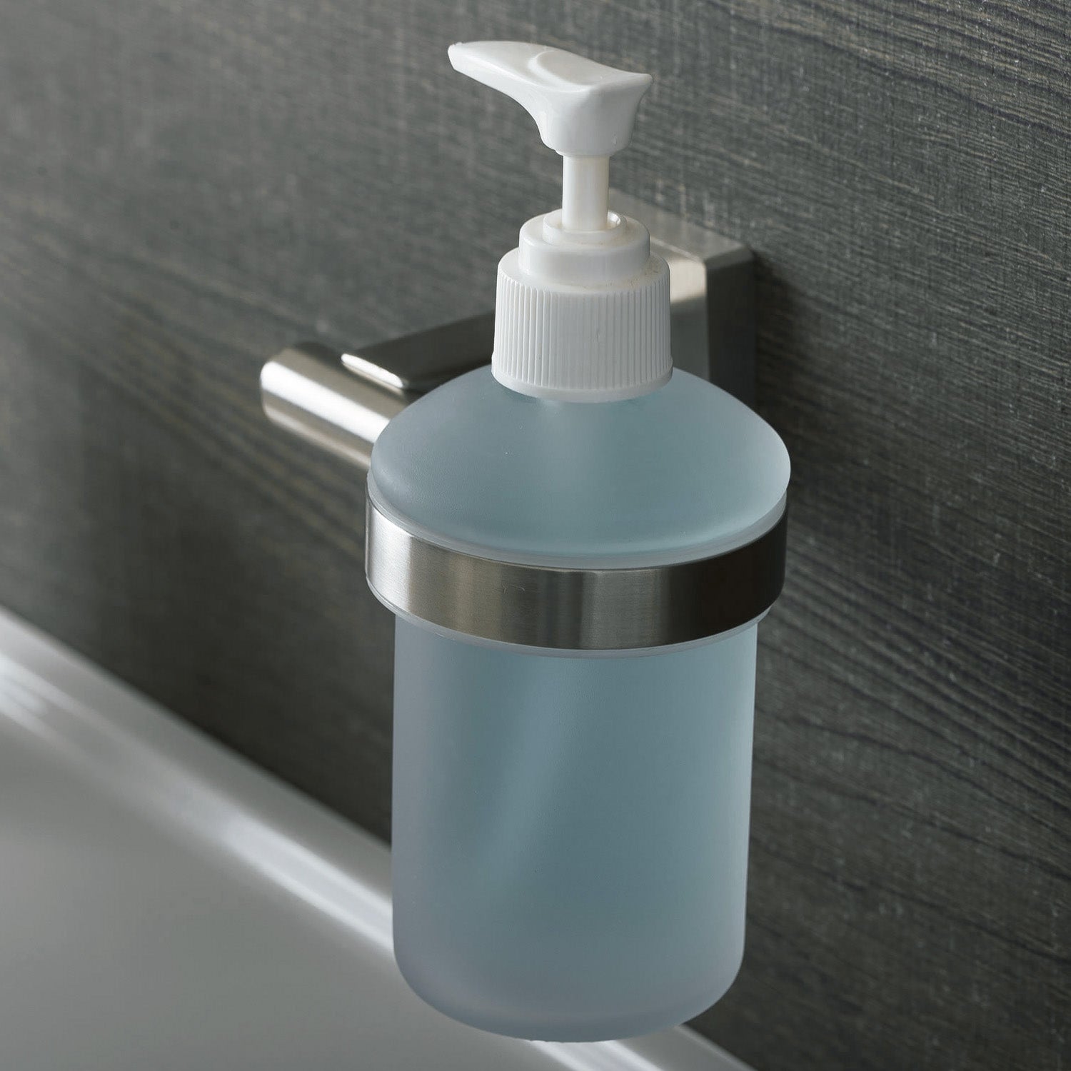 Dispensador de jabón de acero inoxidable DAX con botella de vidrio, montaje en pared, acabado pulido, 6-1/2 x 4-1/2 x 3-3/4 pulgadas (DAX-G0113-P)