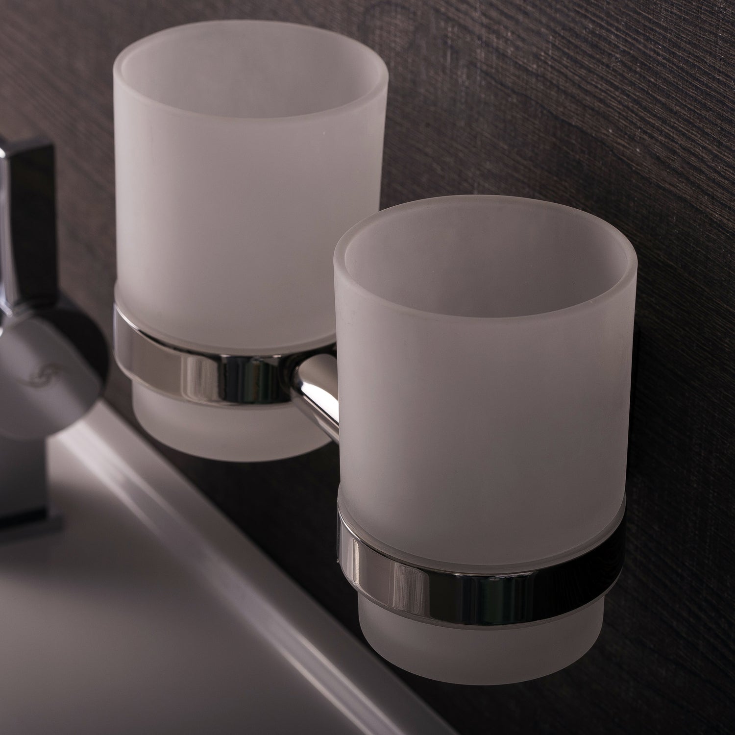 DAX - Soporte para cepillo de dientes de doble vaso para baño, acero inoxidable con vaso de vidrio, acabado satinado, 7-1/16 x 3-3/4 x 3-3/4 pulgadas (DAX-G0114-S)