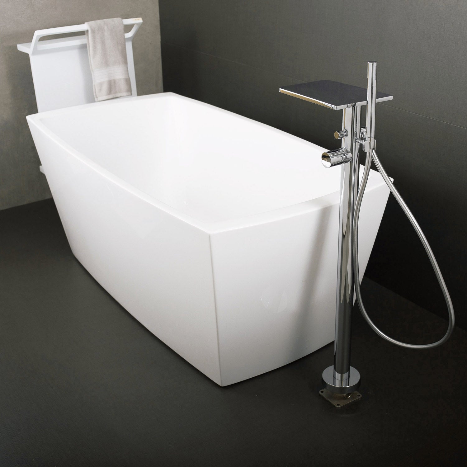DAX Independiente Hot Tub Filler con ducha de mano y boquilla de cascada, cuerpo de latón, acabado cromado, 7-7/8 x 36-1/8 pulgadas (DAX-8180)