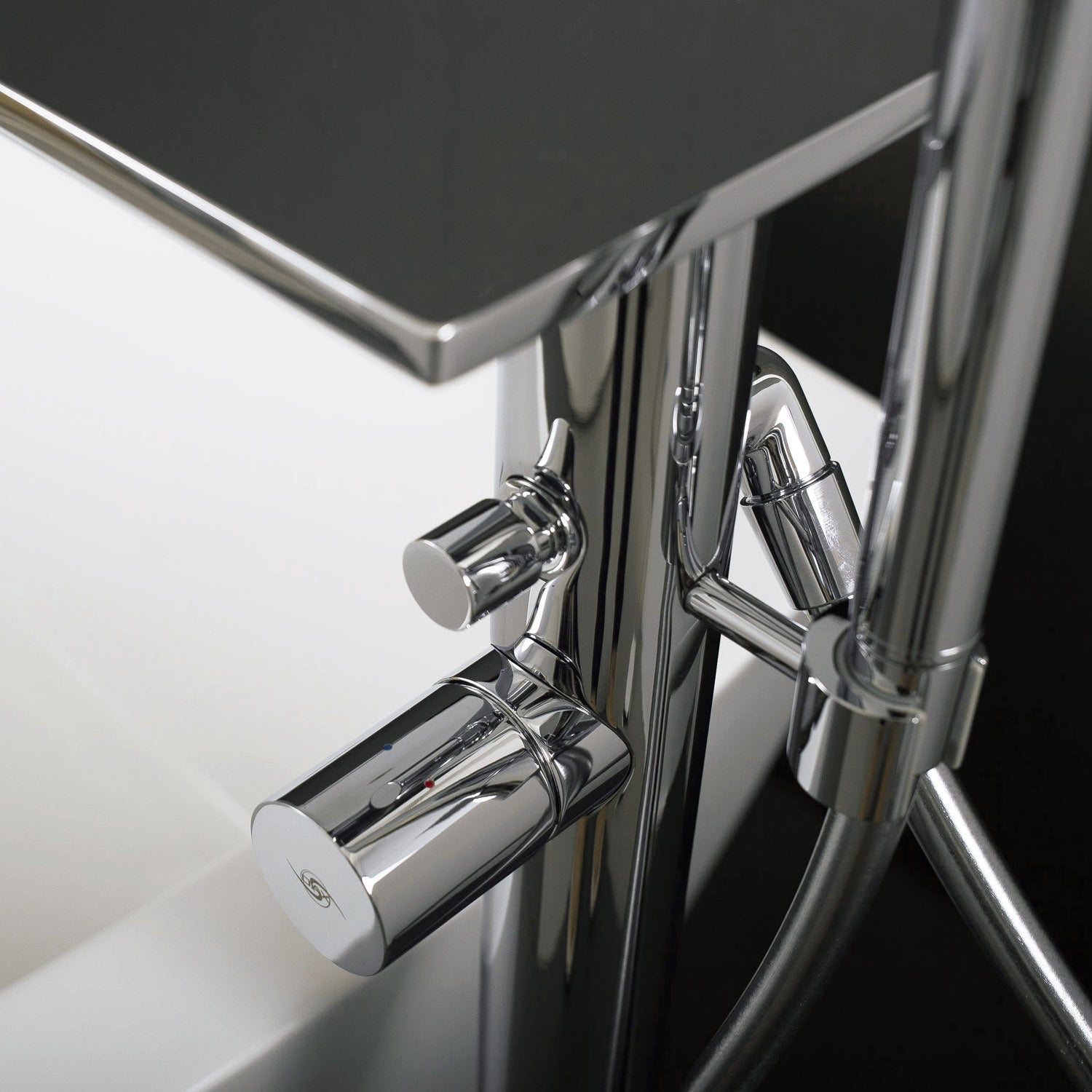 DAX Independiente Hot Tub Filler con ducha de mano y boquilla de cascada, cuerpo de latón, acabado cromado, 7-7/8 x 36-1/8 pulgadas (DAX-8180)