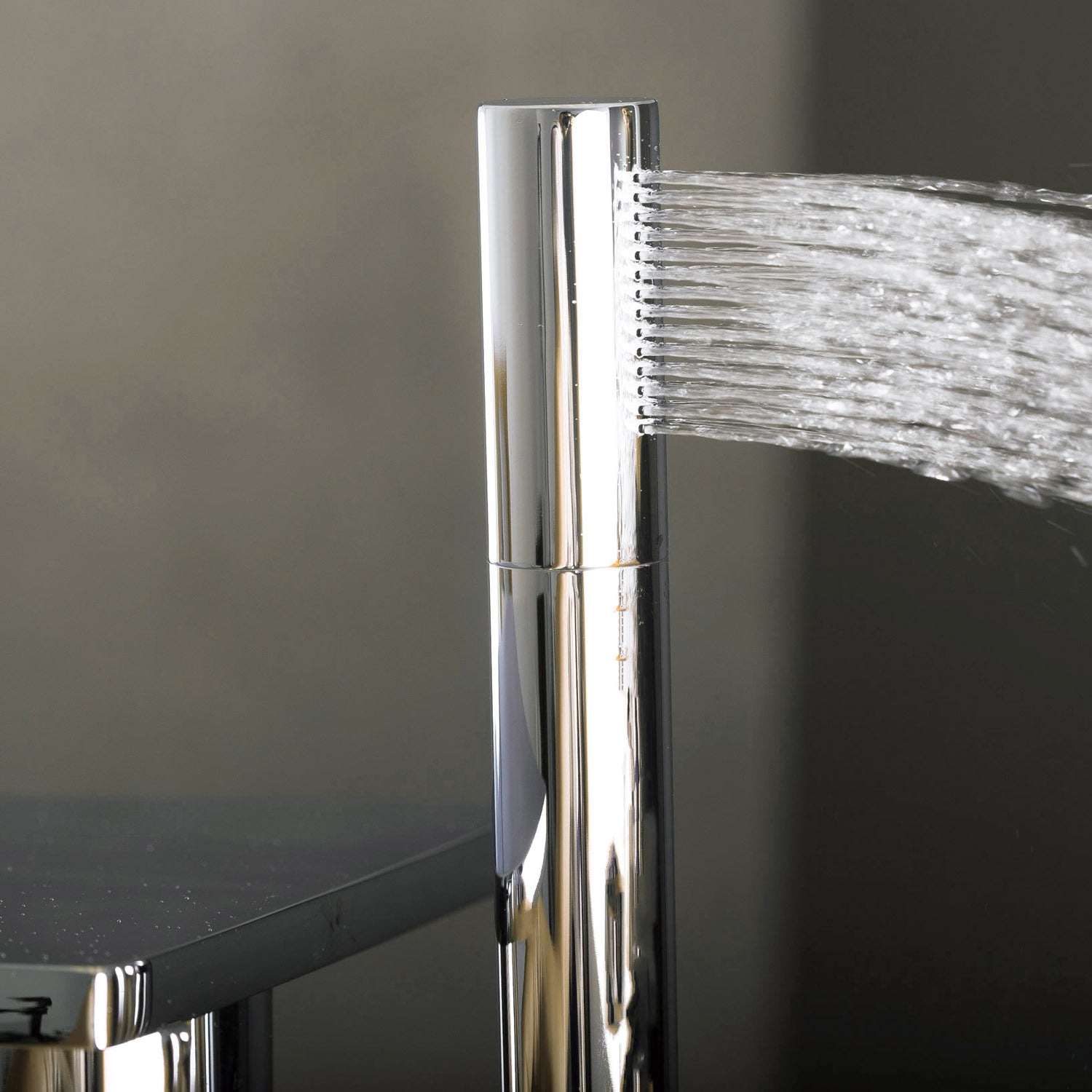 DAX Independiente Hot Tub Filler con ducha de mano y boquilla de cascada, cuerpo de latón, acabado cromado, 7-7/8 x 36-1/8 pulgadas (DAX-8180)