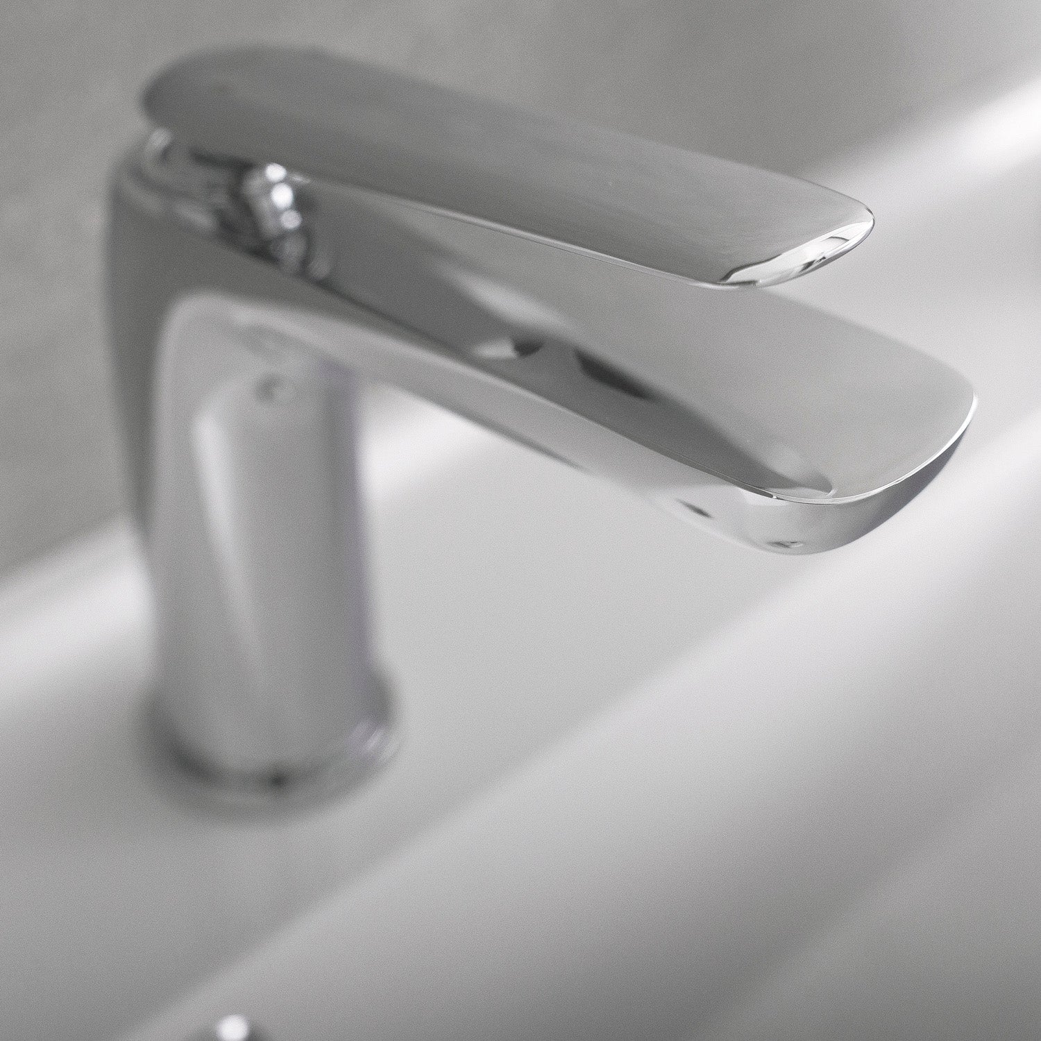 DAX Single Handle Bathroom Faucet, Brass Body, Chrome Finish, 4-3/4 x 6-1/8 Inches (DAX-8206)
