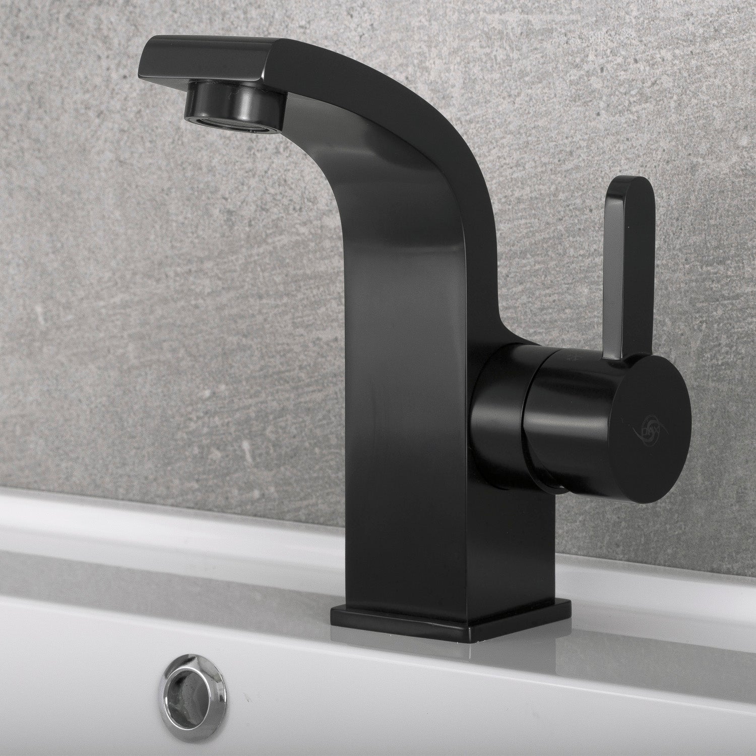 Grifo monomando para baño DAX, cuerpo de latón, acabado negro mate, 3-15/16 x 5-15/16 pulgadas (DAX-8260-BL)