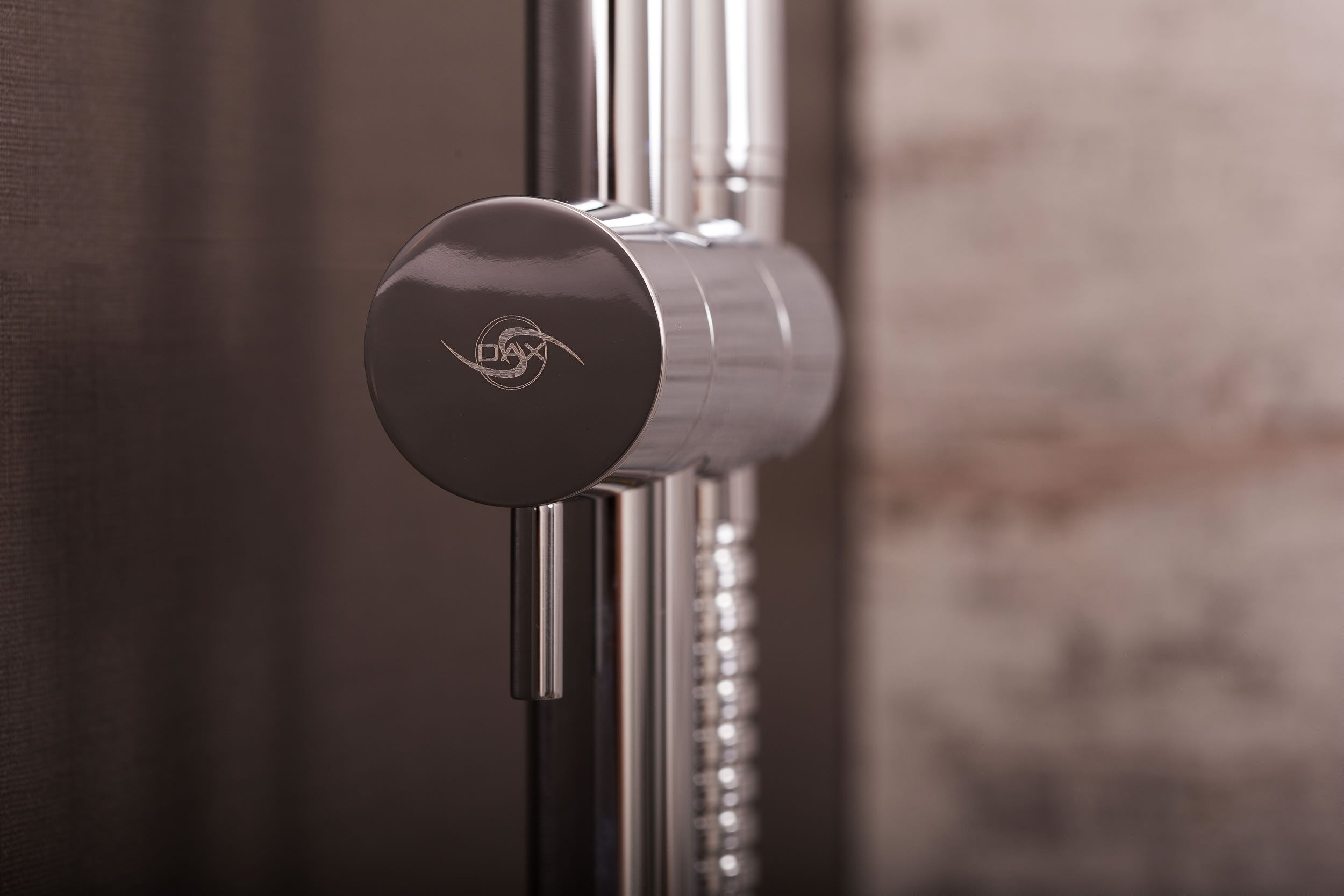 Cabezal de ducha de mano DAX con barra deslizante redonda ajustable, cuerpo de acero inoxidable, acabado cromado, 23-5/8 x 2-3/8 pulgadas (DAX-9516)