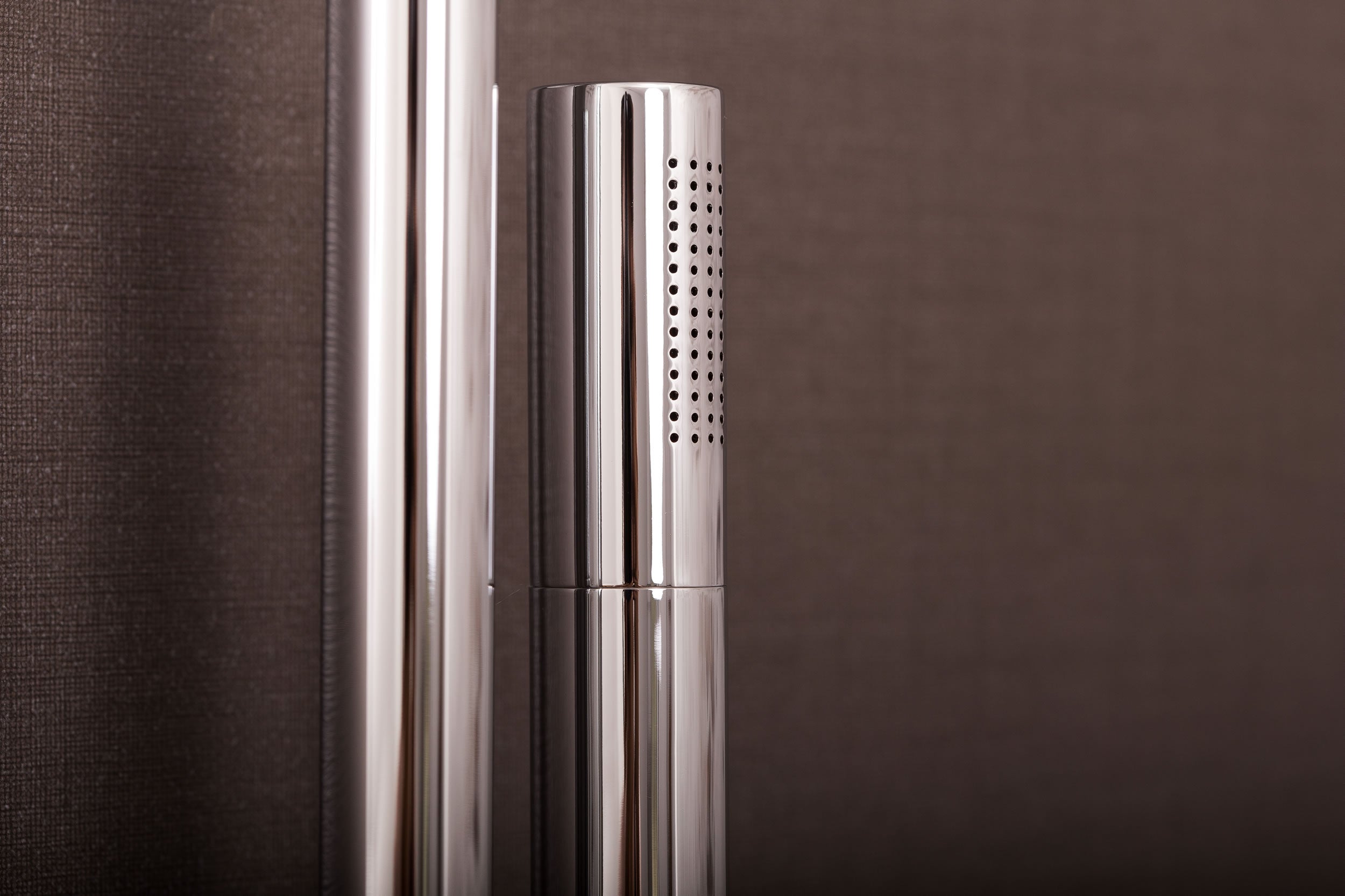 Cabezal de ducha de mano DAX con barra deslizante redonda ajustable, cuerpo de acero inoxidable, acabado cromado, 23-5/8 x 2-3/8 pulgadas (DAX-9516)