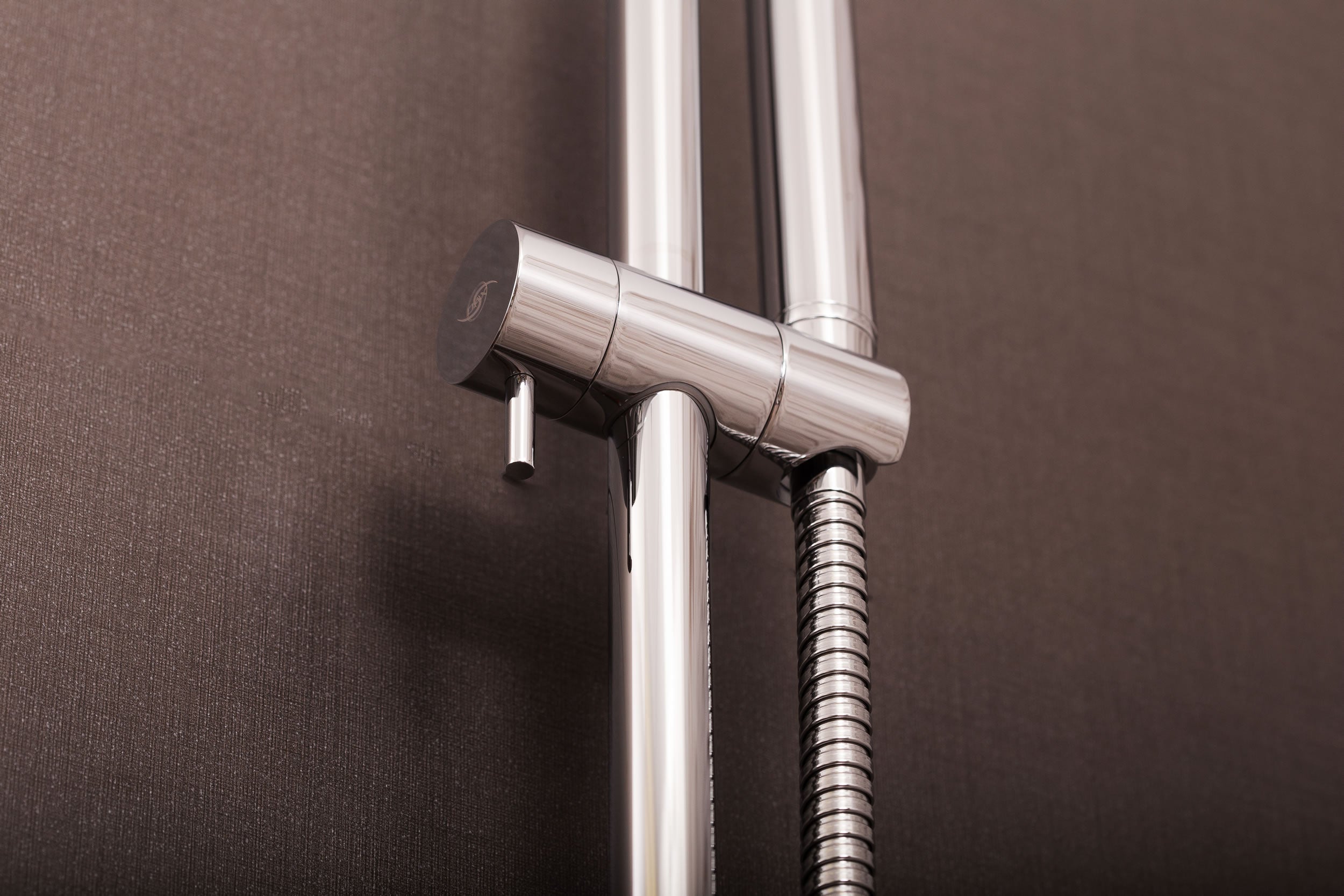 Cabezal de ducha de mano DAX con barra deslizante redonda ajustable, cuerpo de acero inoxidable, acabado cromado, 23-5/8 x 2-3/8 pulgadas (DAX-9516)