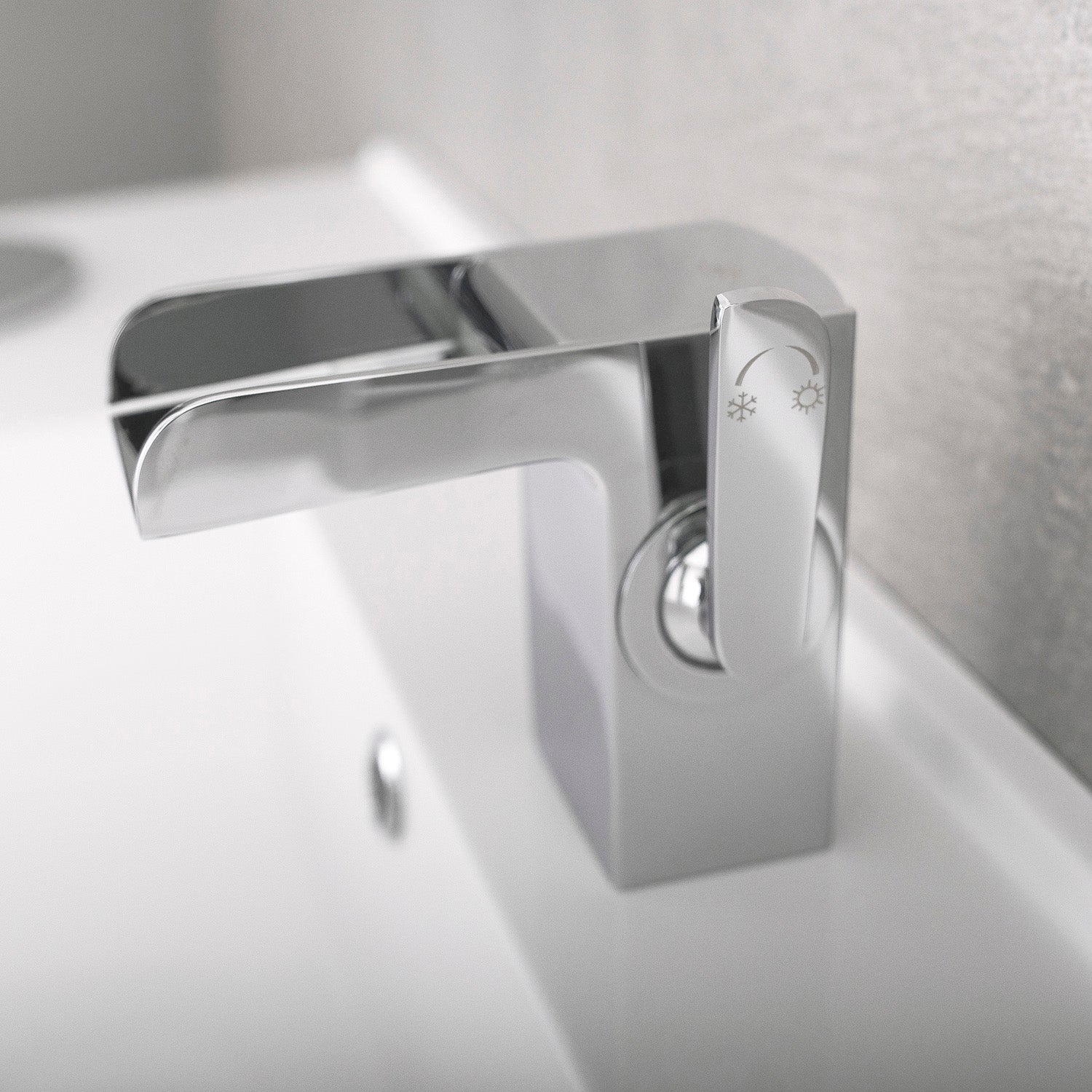 DAX llave monomando para baño con cascada, cuerpo de latón, acabado cromado, 5-1/8 x 4-5/16 pulgadas (DAX-9825)