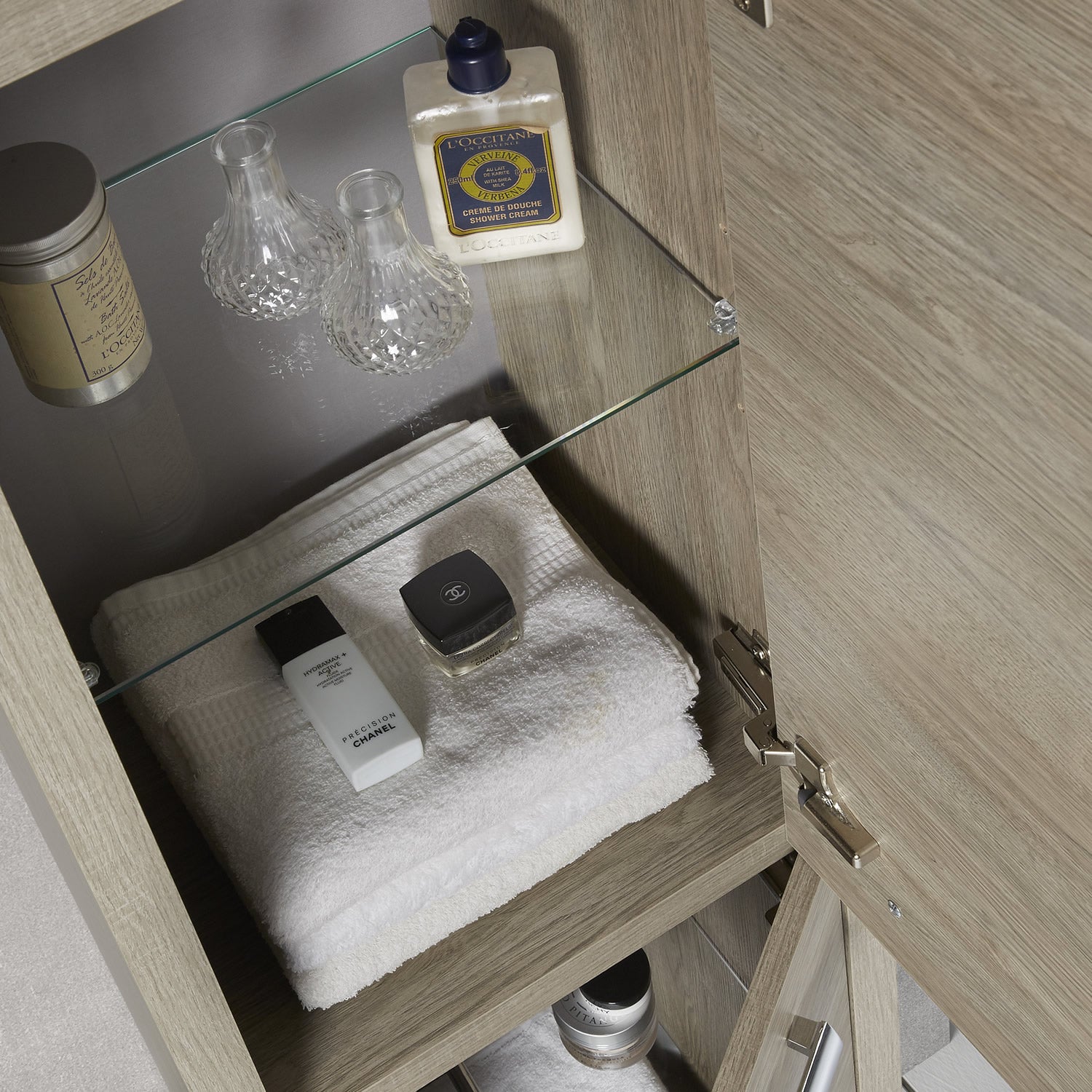 Mueble Lateral Pequeño 16", Montaje a Pared, 1 Puerta con Manija y Cierre Suave y Apertura Reversible, Arena, Serie Nova de VALENZUELA