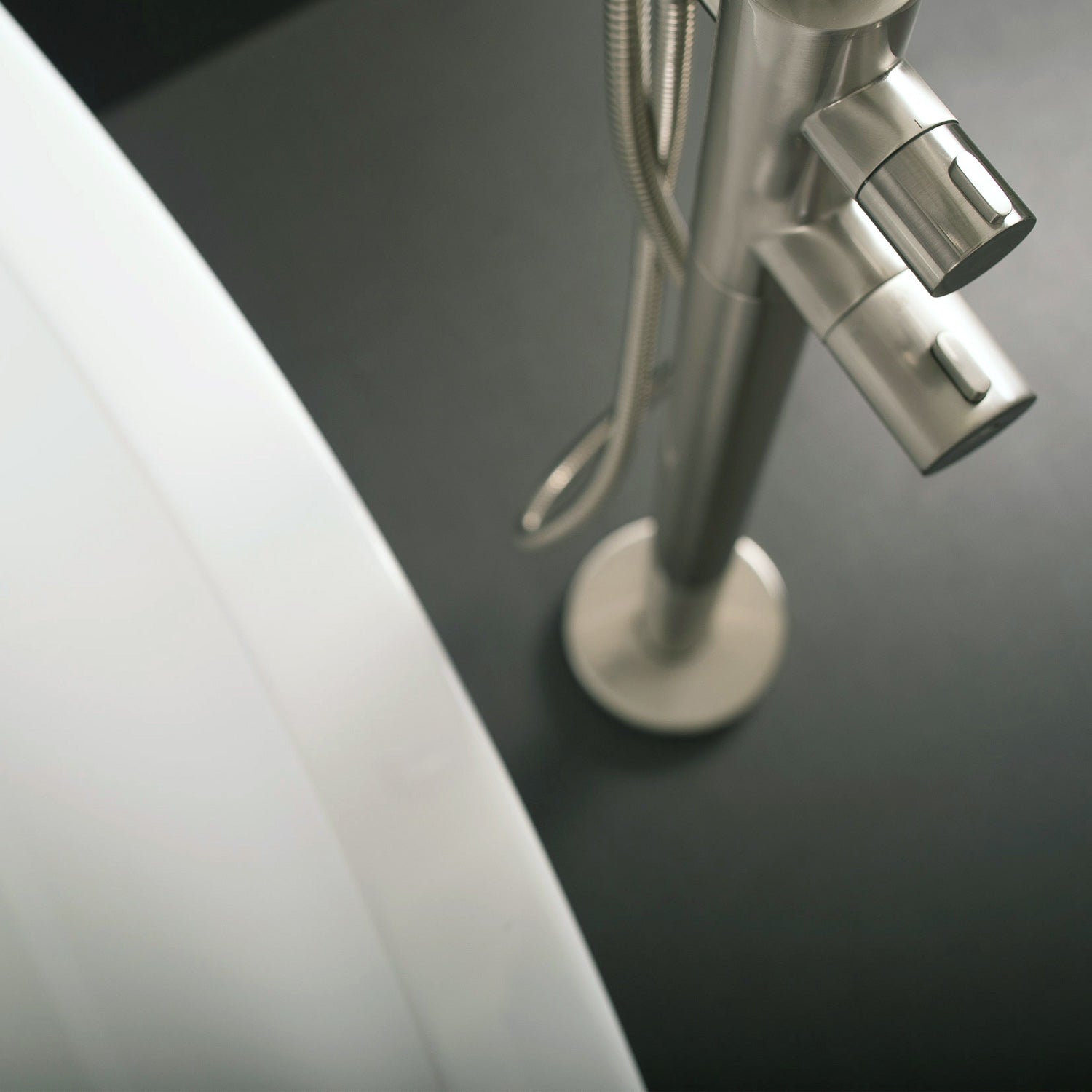 DAX - Llenador de bañera independiente con ducha de mano y boquilla de cuello de cisne, cuerpo de acero inoxidable, acabado cepillado, 5-13/16 x 45-13/16 x 9-7/16 pulgadas (DAX-807-BN)
