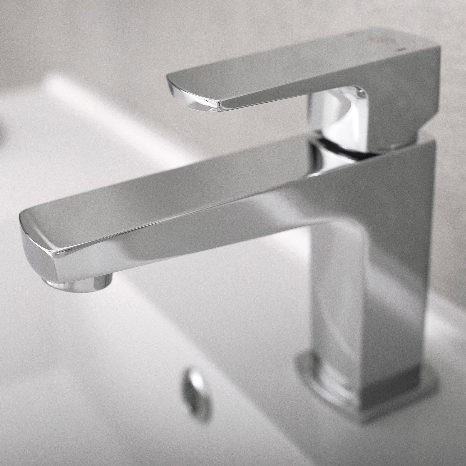 DAX Single Handle Bathroom Faucet, Brass Body, Chrome Finish, 4-3/4 x 5-11/16 Inches (DAX-8209)