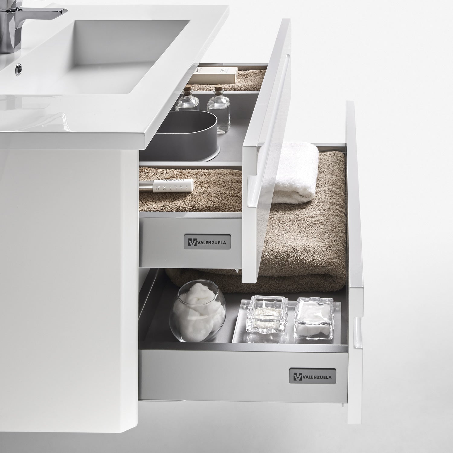 40" Single Vanity, Wall Mount, 2 Drawers with Soft Close, White, Serie Barcelona by VALENZUELA